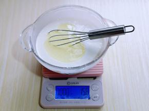 加入玉米油，再次抽打均匀。