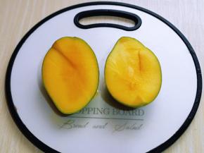 芒果去皮切小块。