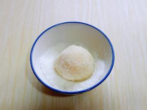 放入椰蓉碗中，均匀裹上椰蓉即可，依次做完。