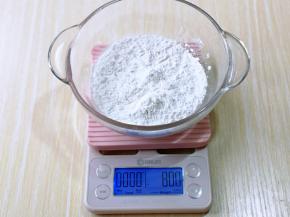 首先将糯米粉称重，量也可以根据需求增加。