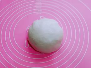 再揉成面团，盖上保鲜膜，醒10分钟。