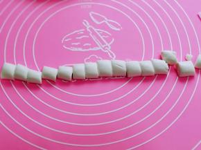 将面团搓成长条状，再切出小块，建议不要太大。