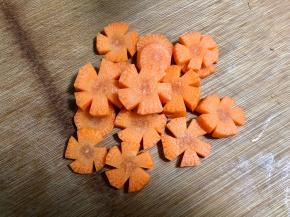 胡萝卜洗净，去皮，切成圆片；