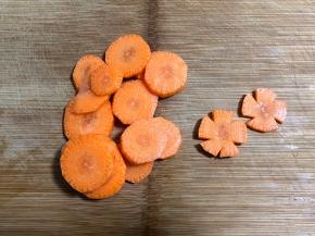 胡萝卜洗净，去皮，切成圆片；