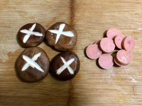 火腿肠切片，香菇洗净去柄，面上切“十”字花刀。