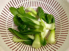 小油菜洗净，掰开即可，不用切。