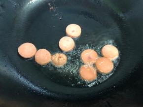 锅里放适量油，烧热，下火腿片，煎制片刻。