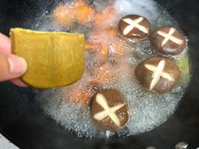 然后放入咖喱块，搅拌至咖喱融化。