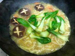 乌冬面煮3分钟后加入小油菜，再煮1分钟即可。