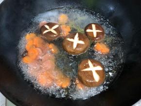 加入适量清水，烧开后，放入香菇煮一会儿。