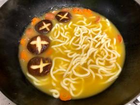 下入乌冬面，用筷子抖散。