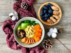 搭配水果和坚果，美味的早餐吃起来哦～