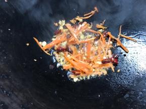 放入红萝卜丝炒断生