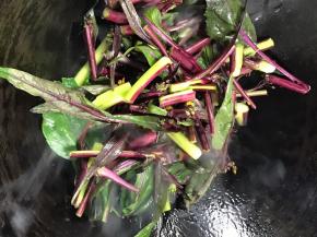 倒入红菜苔，大火翻炒至断生