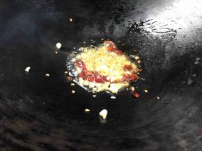 锅烧热油，放入蒜末和干辣椒爆香