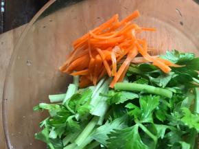 胡萝卜和芹菜洗净切成段