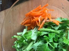 胡萝卜和芹菜洗净切成段