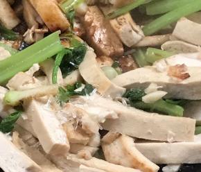 调入生抽和味精，炒匀即可