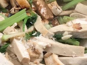 调入生抽和味精，炒匀即可