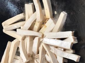 加入豆腐干煎炒至表面微黄