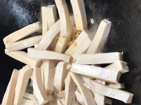 加入豆腐干煎炒至表面微黄
