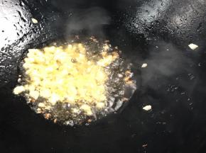 锅烧热油至八成热，放入蒜末爆香