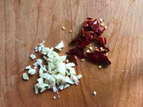 备好蒜末和干辣椒