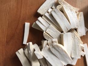 豆腐干洗净切成条状