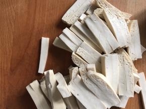 豆腐干洗净切成条状