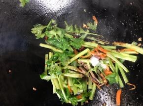 调入盐、胡椒粉和生抽拌匀