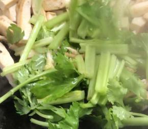 加入芹菜炒断生