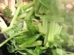 加入芹菜炒断生