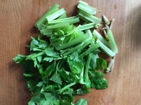芹菜连根刮洗干净，切段备用