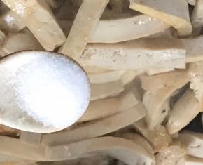 调入盐炒匀入味