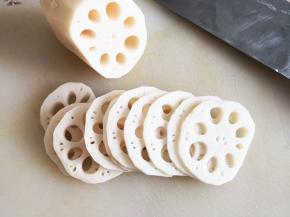 1.	藕清洗干净，去皮，再切片，这里要告诉大家挑选藕时，要选两头是实的，也就是没有破损的，这样的藕里面很干净，不然后买回来清洗里面太麻烦，