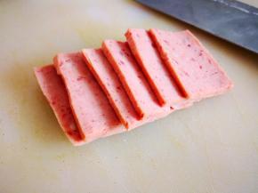 2.	午餐肉切片备用，