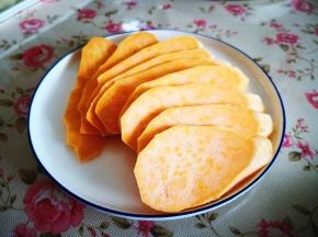 3.	地瓜用刨刀去皮，再切片，