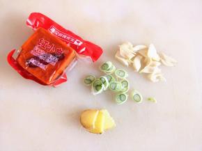 5.	将葱，姜，蒜及遇见麻辣先生火锅底料准备好，