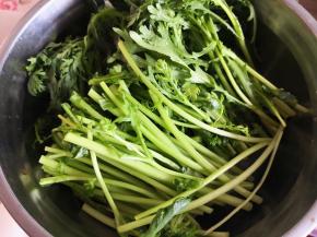 6.	茼蒿清洗干净，从中间切一刀，不然太长了，