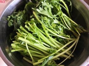6.	茼蒿清洗干净，从中间切一刀，不然太长了，