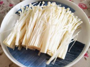 7.	金针菇先切去根部，再用清水冲洗干净，用手将其分散开来，这样煮的时候不至于挤在一起了，