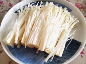 7.	金针菇先切去根部，再用清水冲洗干净，用手将其分散开来，这样煮的时候不至于挤在一起了，