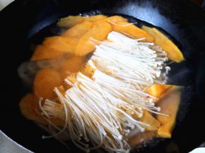 8.	锅里放入适量的清水烧开，先把藕片和地瓜片煮至5分熟，再放金针菇一起煮至9分熟捞出，