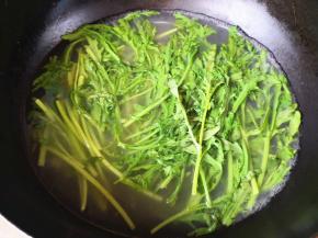 9.	接下来把茼蒿放进去烫熟捞出，
