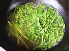 9.	接下来把茼蒿放进去烫熟捞出，
