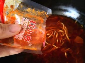 10.	锅里放油，烧热后放葱姜蒜爆香，加入适量的清水，放入火锅底料，煮至其化开，再把肥牛放进去翻炒至变色，
