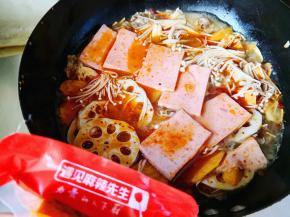 11.	再把除茼蒿之外的食材都放进去，