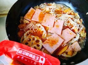 11.	再把除茼蒿之外的食材都放进去，
