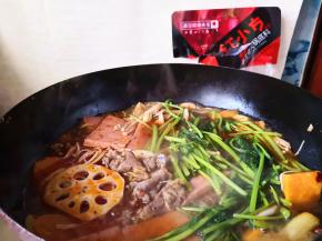 12.	再次烧开放入茼蒿煮一下就可以关火出锅啦，具体煮多久看自己的口感了，喜欢软烂的可以多煮会，不然烫一下就可以关火了。