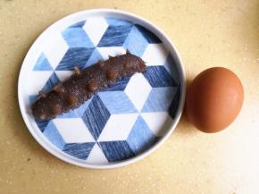 1.	将所需要的主要食材准备好，生鸡蛋一个，海参泡发好，